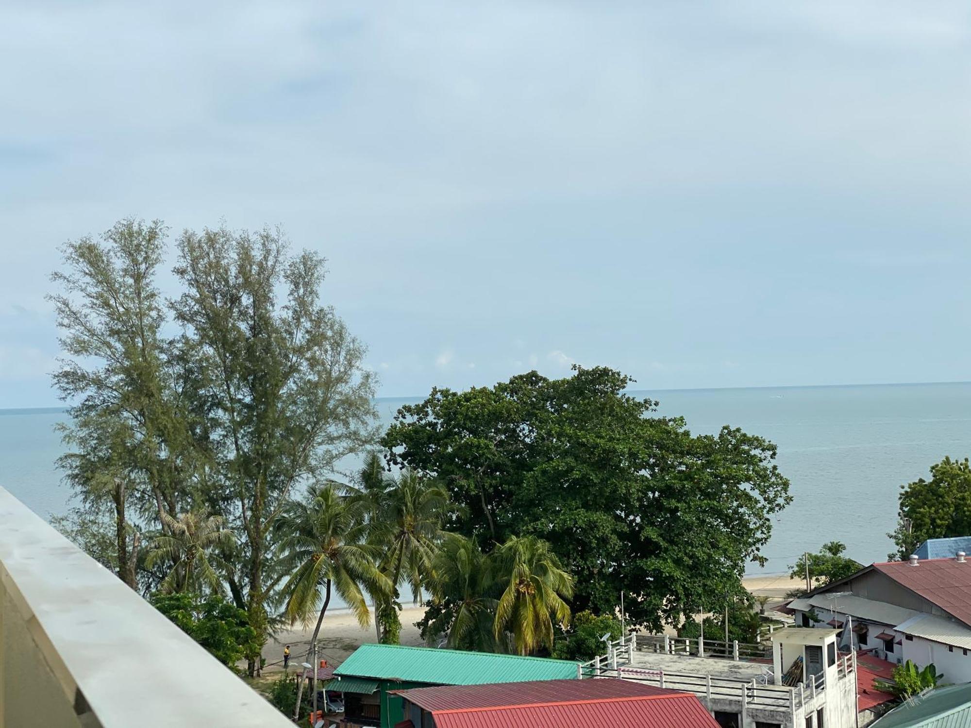 By The Sea @ Cozy Beachfront Home Batu Ferringhi Eksteriør bilde